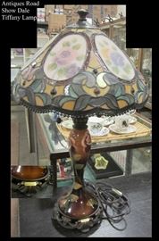 Antiques Roadshow Dale Tiffany lampe with leaded glass shade and porcelain base.  A stunning contemporary decorator piece.  