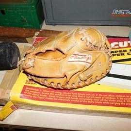 vintage Rawlings catchers mitt