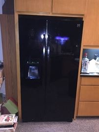 Refrigerator Kenmore side-by-side with ice and water dispenser and locking function 