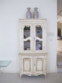 painted cupboard, pair of Chinese vases