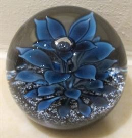 Paperweight Caithness blue floral flower