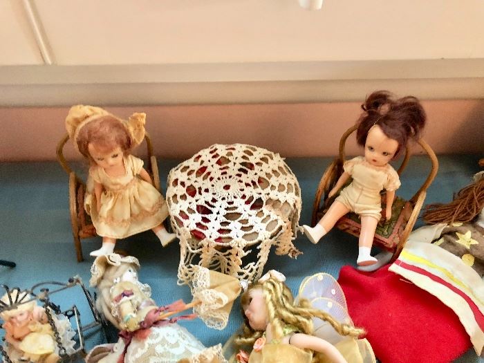 Miniature Dollhouse Furniture & Dolls