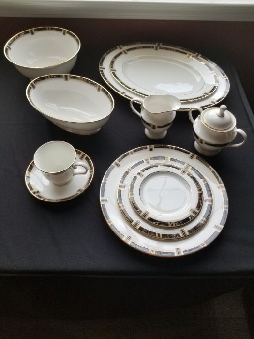 Lenox Classic Modern.  8 / 5piece place settings + cream and sugar + 2 serving platters + 2 serving bowls.  PRICED TO SELL!  Mint condition