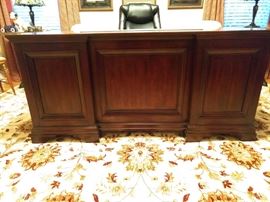 Handsome, yet it works, mahogany desk, by Flexsteel, Wynwood Collection.
