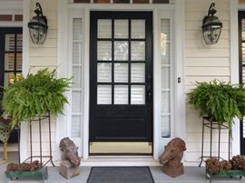 Very inviting front door entryway, with yummy Boston ferns, duo of vintage cast iron horse heads (very stubborn!) and old green steel planters, with dried hortensia - that's hydrangea to you.