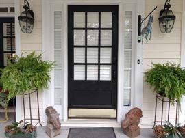 Very inviting front door entryway, with yummy Boston ferns, duo of vintage cast iron horse heads (very stubborn!) and old green steel planters, with dried hortensia - that's hydrangea to you.