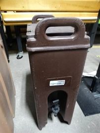 Insulated catering drink dispenser w lid