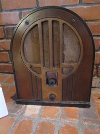 Philco Radio, Super Heterodyne Vacuum Tube, in Cathedral Design