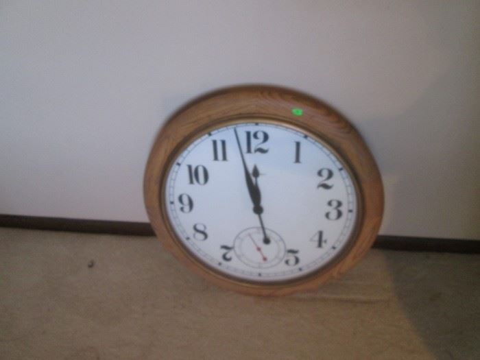 Howard Miller oak wall clock - runs