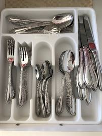 SILVERWARE SET