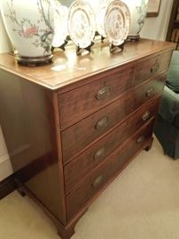 ANTIQUE ENGLISH CHEST