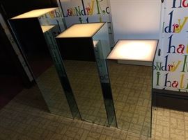 Lighted mirror pedestals