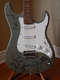 AMERICAN IDOL CAST SIGNED GUITAR BY TYLER, JACKSON, J-LO AND SEACREST