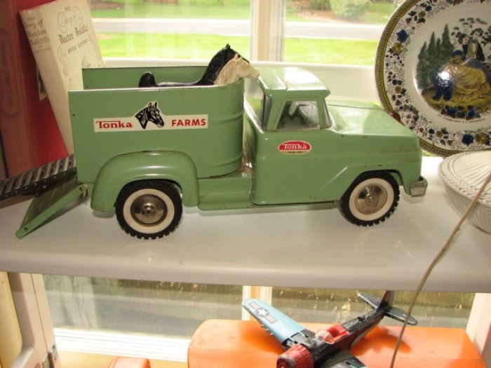 Vintage Tin Litho Tonka farms truck