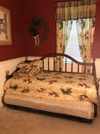 Daybed with pull out trundle