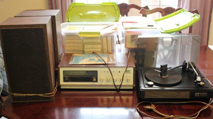 8 Track tape player with record player and speakers - Many 8 track tapes