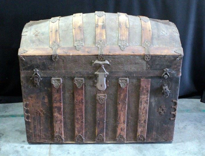 Large Wood Stave Camel Top Trunk
