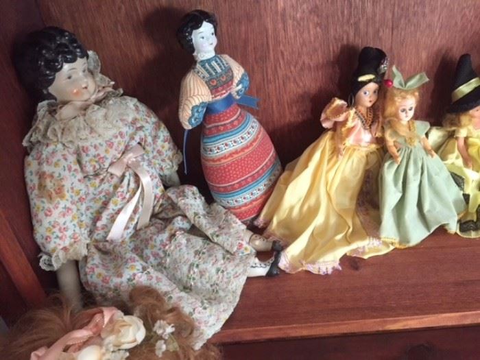 More dolls in the pink bedroom.