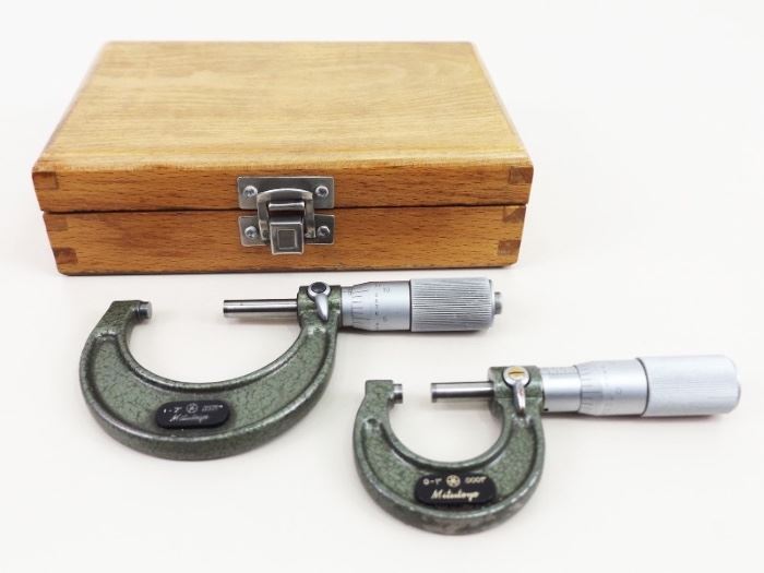 Mitutoyo 103-135 0"-1" and 103-136 1"-2" Micrometer Set in Wood Case
