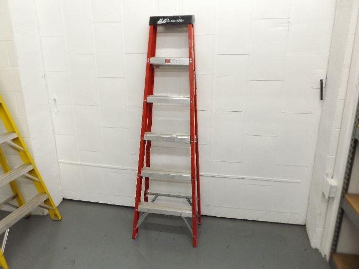 6' Louisville Fiberglass Ladder 
