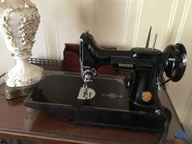 Singer Featherweight with case and accessories