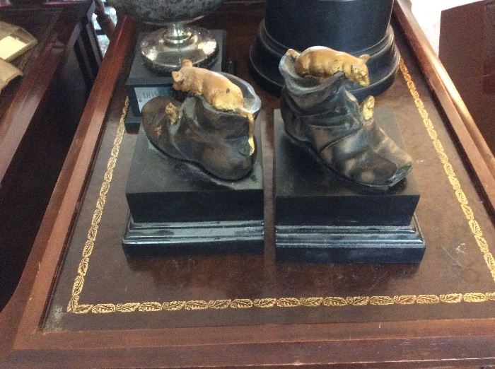 Nice book ends. Mouse in a shoe. 