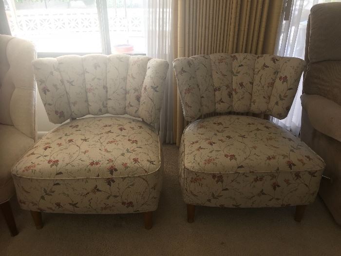 2 retro chairs