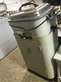 Westinghouse roaster oven and a Nesco cabinet bottom.  Obviously they do not go together and are priced separately.