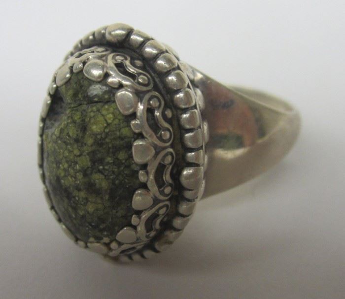 CAROLYN POLLACK STERLING RING WITH GREEN STONE. SIZE 8. STONE CHIPPED AND CRACKED