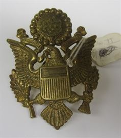  WWII MILITARY HAT BADGE 
