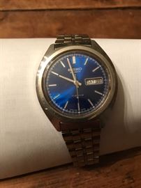 SEIKO man's watch with stainless steel band.