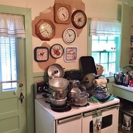 So many pieces of vintage cookware!