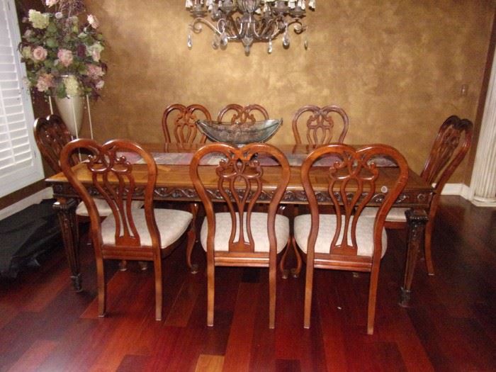 Beautiful Henredon dining room table with 8 Stanley chairs, 2 leaves and padding.