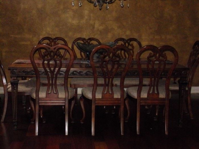 Beautiful Henredon dining room table with 8 Stanley chairs, 2 leaves and padding.