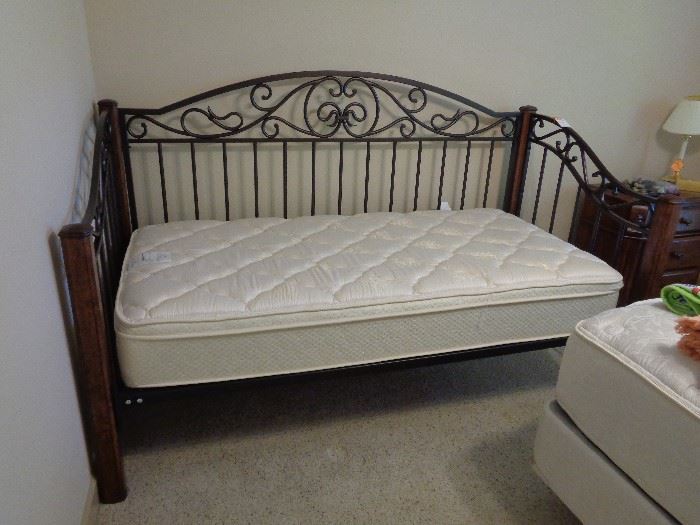 day bed, no trundle