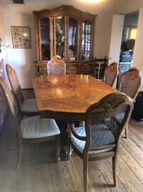 Thomasville dining set and china cabinet all in amazing condition!