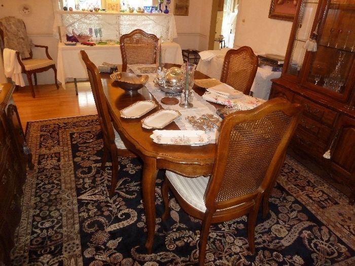 thomasville table with 6 chairs