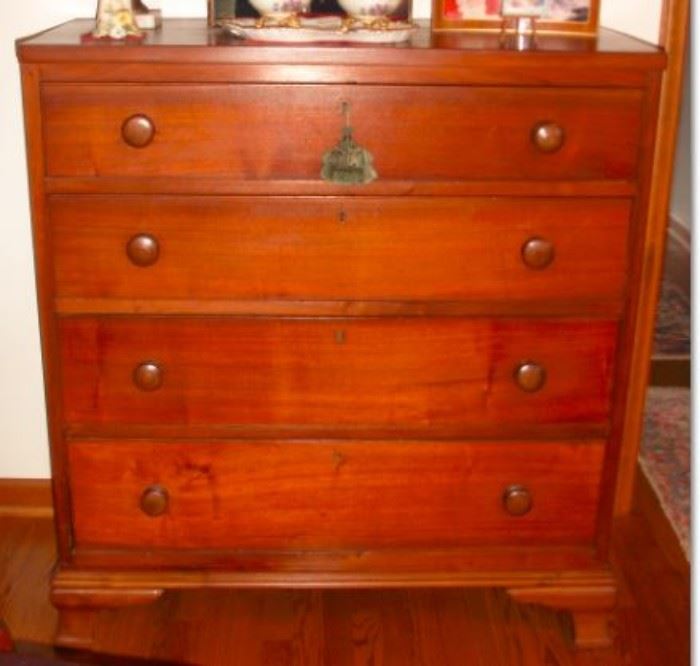 165 - CHEST OF DRAWERS - Early 1800's, mahogany, four stacked and graduated drawers, all with round wooden pulls and escutcheons, ogee bracket feet.