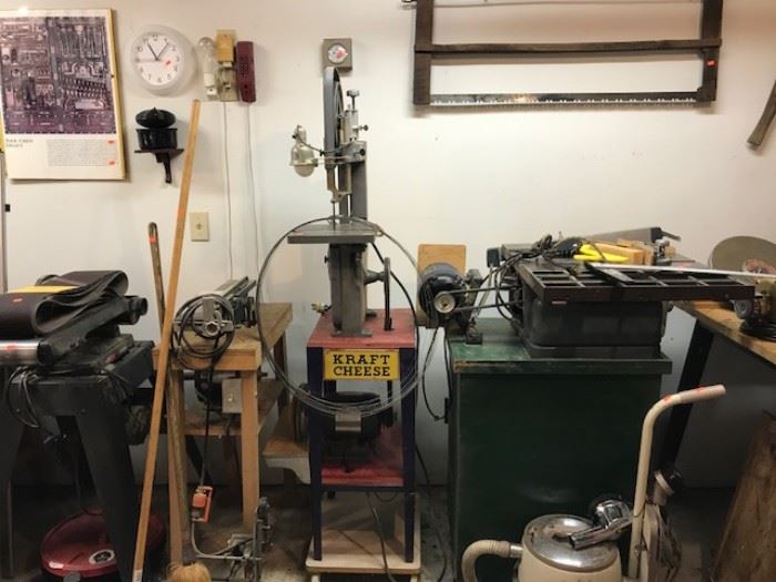 Band saw with many blades