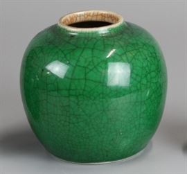 Chinese crackle decorated porcelain jar, 19th c.