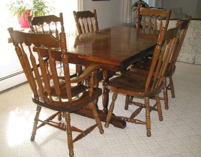 Dining table/6 chairs/2 leaves