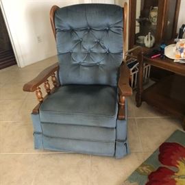 A PAIR OF STURDY LAZY BOY RECLINERS IN NUETRAL BLUE 