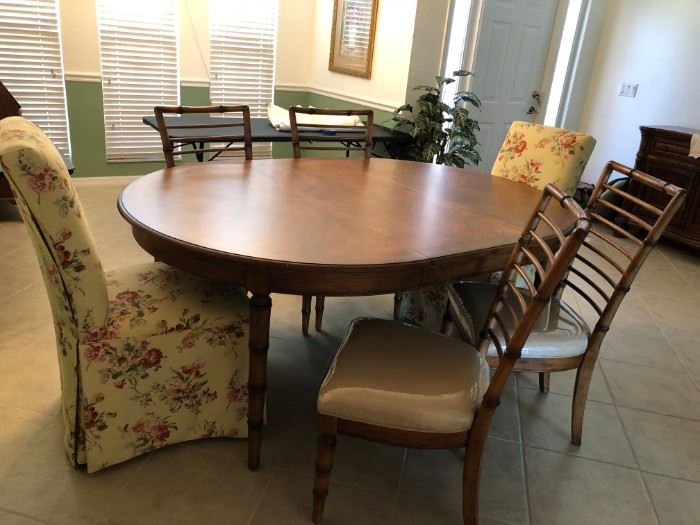 BEAUTIFUL TOMMY BAHAMA STYLE DINING TABLE WITH 4 CHAIRS   LIKE NEW