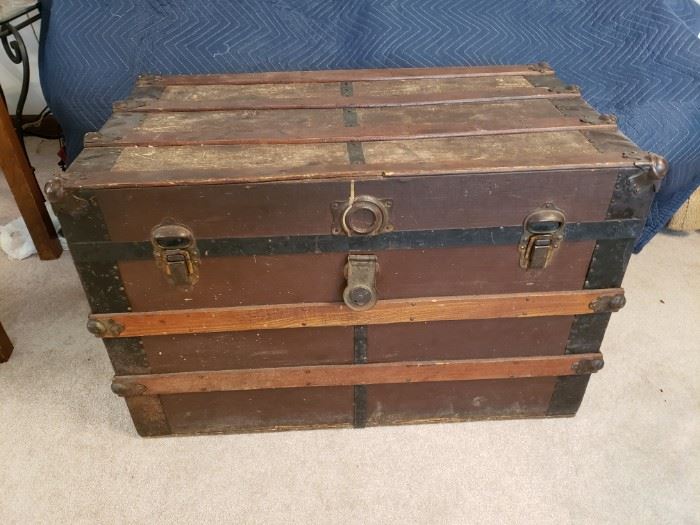 Trunk with tray