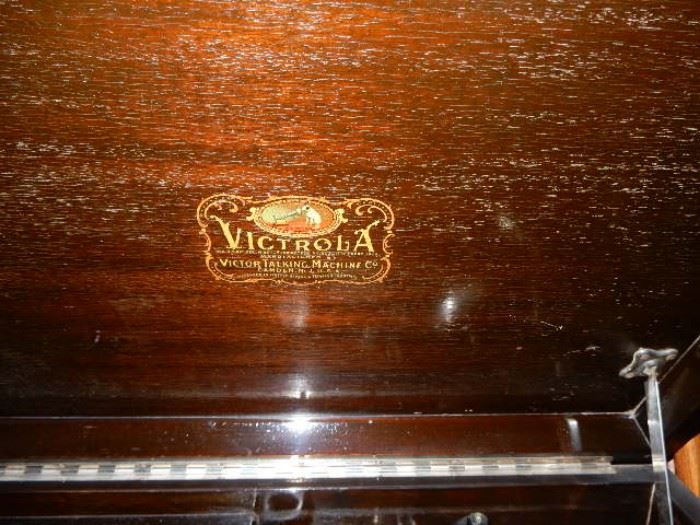 Phonograph Label "Victrola"