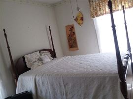 Side View of Poster Bed