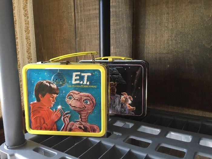 E T lunch box 