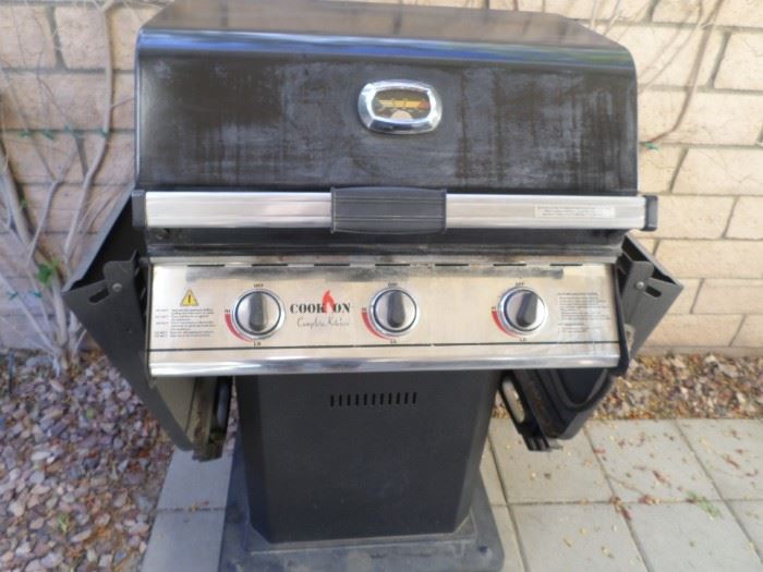 Bar B que with Propane Tank & New Custom Cover