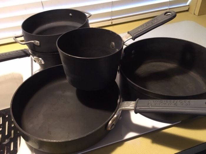 Magnalite cookware with silicon handles