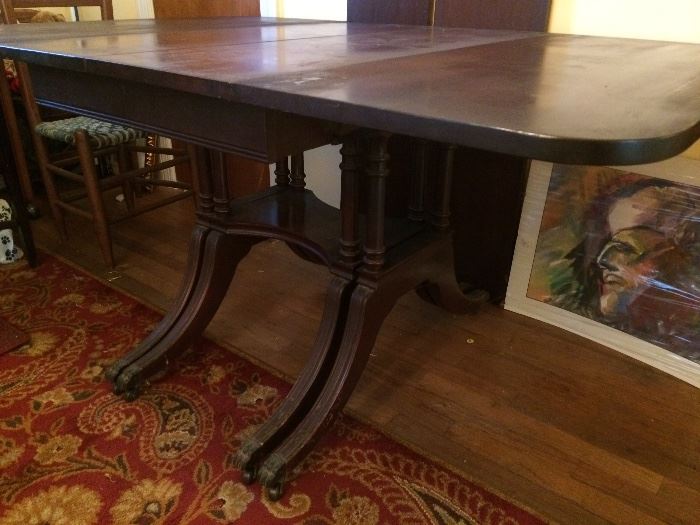 Beautiful antique drop leaf dining room table with 2 extra leafs.